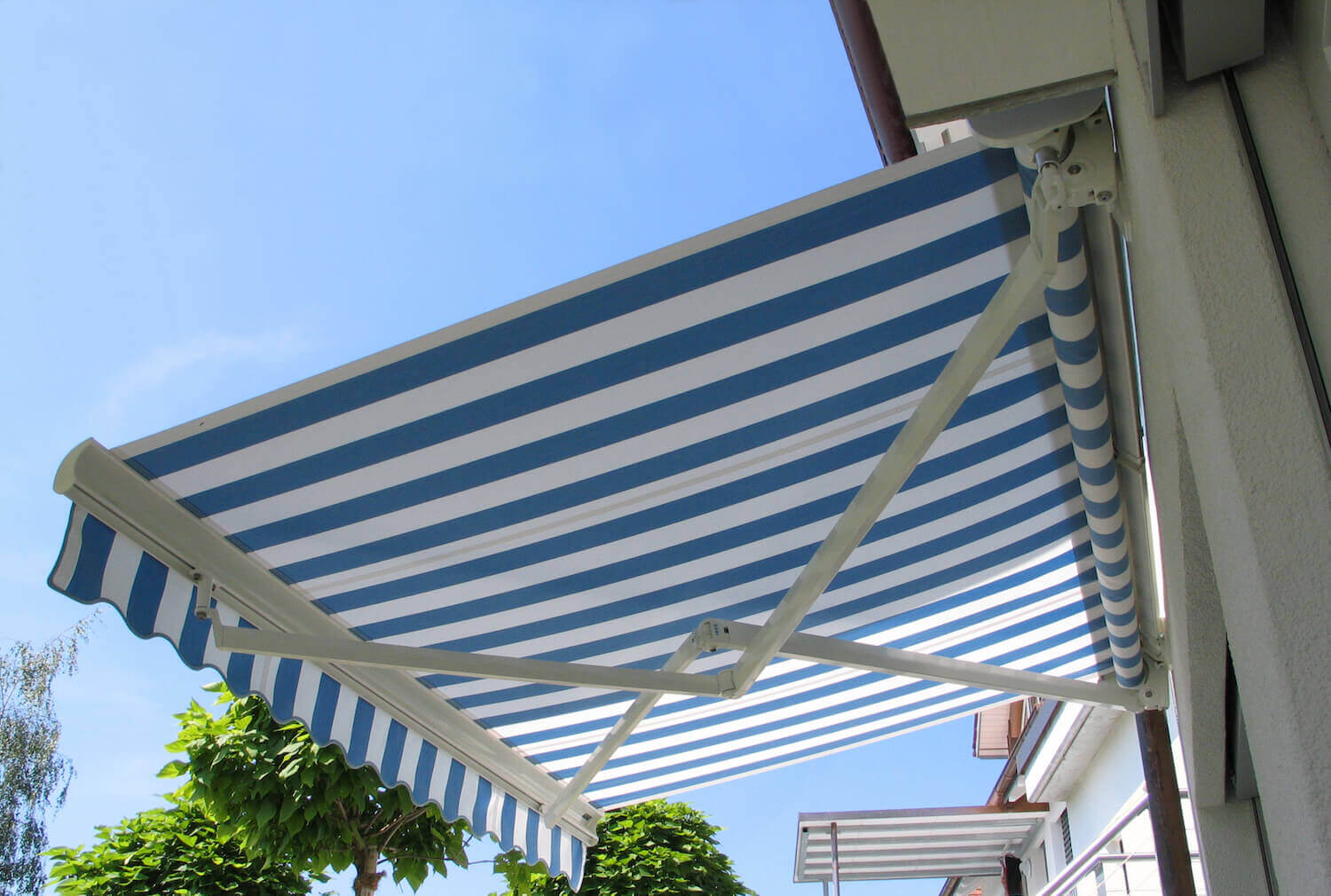 Awning Contractor in Toronto: Best Awning Installers | ROLLerUP